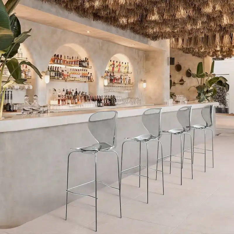Tabouret de bar en acrylique transparent avec cadre en acier chromé et dossier ergonomique incurvé